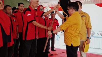 Penyerahan pataka menandai resminya kepengurusan AMKI Kabupaten Lahat periode baru.