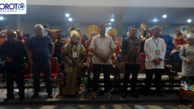 Pejabat berdiri di panggung Festival Minang Heritage