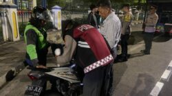 Polisi Periksa Pengendara Saat Patroli Jaga Jakarta
