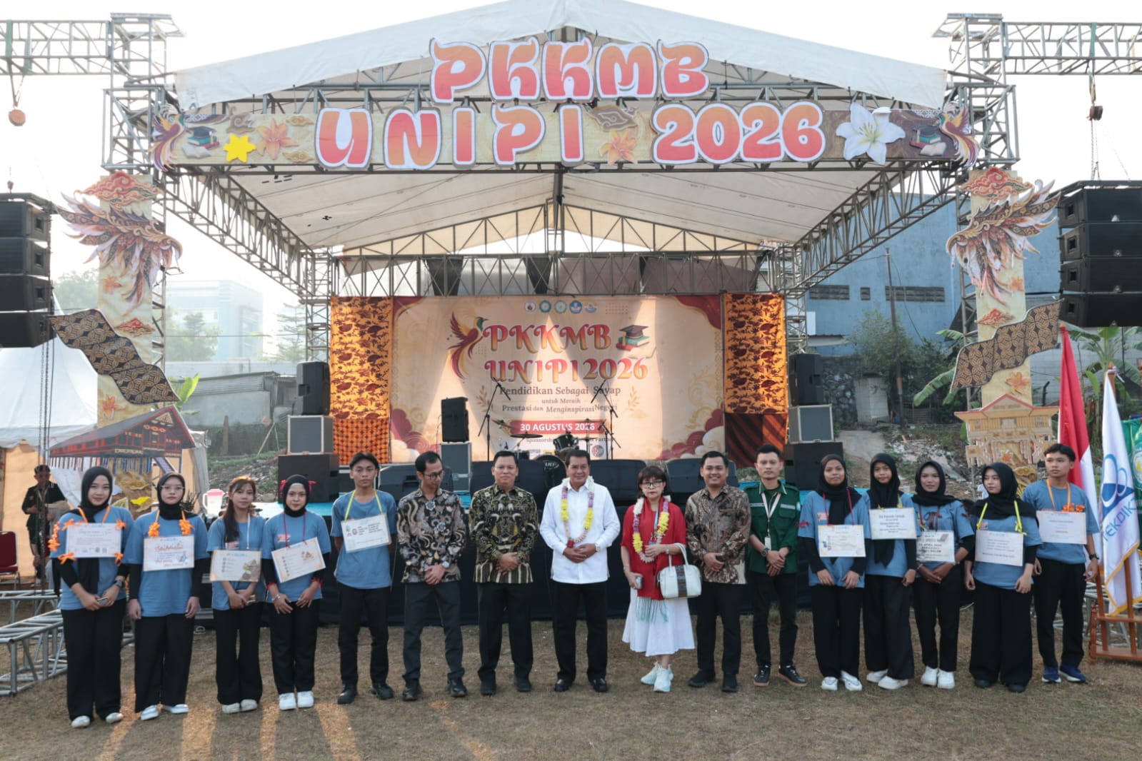 Bupati Tangerang, Moch. Maesyal Rasyid, berfoto bersama peserta PKKMB UNIPI 2026. 