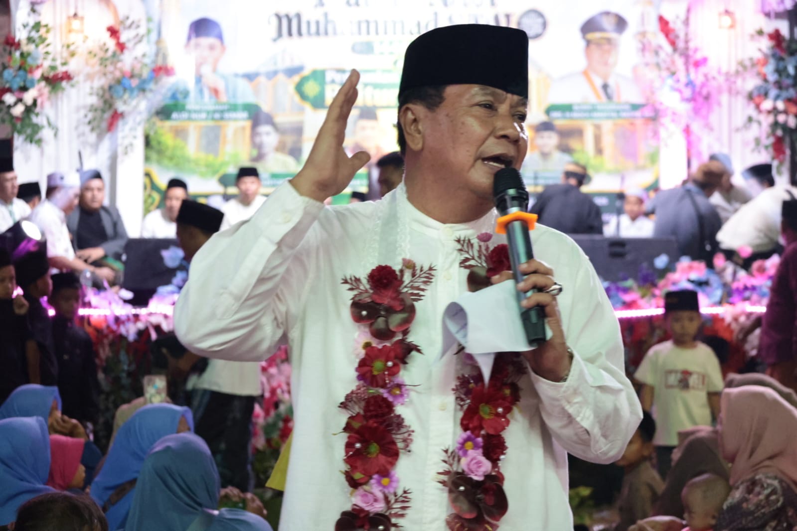 Bupati Tangerang Maesyal Rasyid berpidato saat peresmian Masjid Jami Baiturrahman Sukamulya dirangkaikan Maulid Nabi