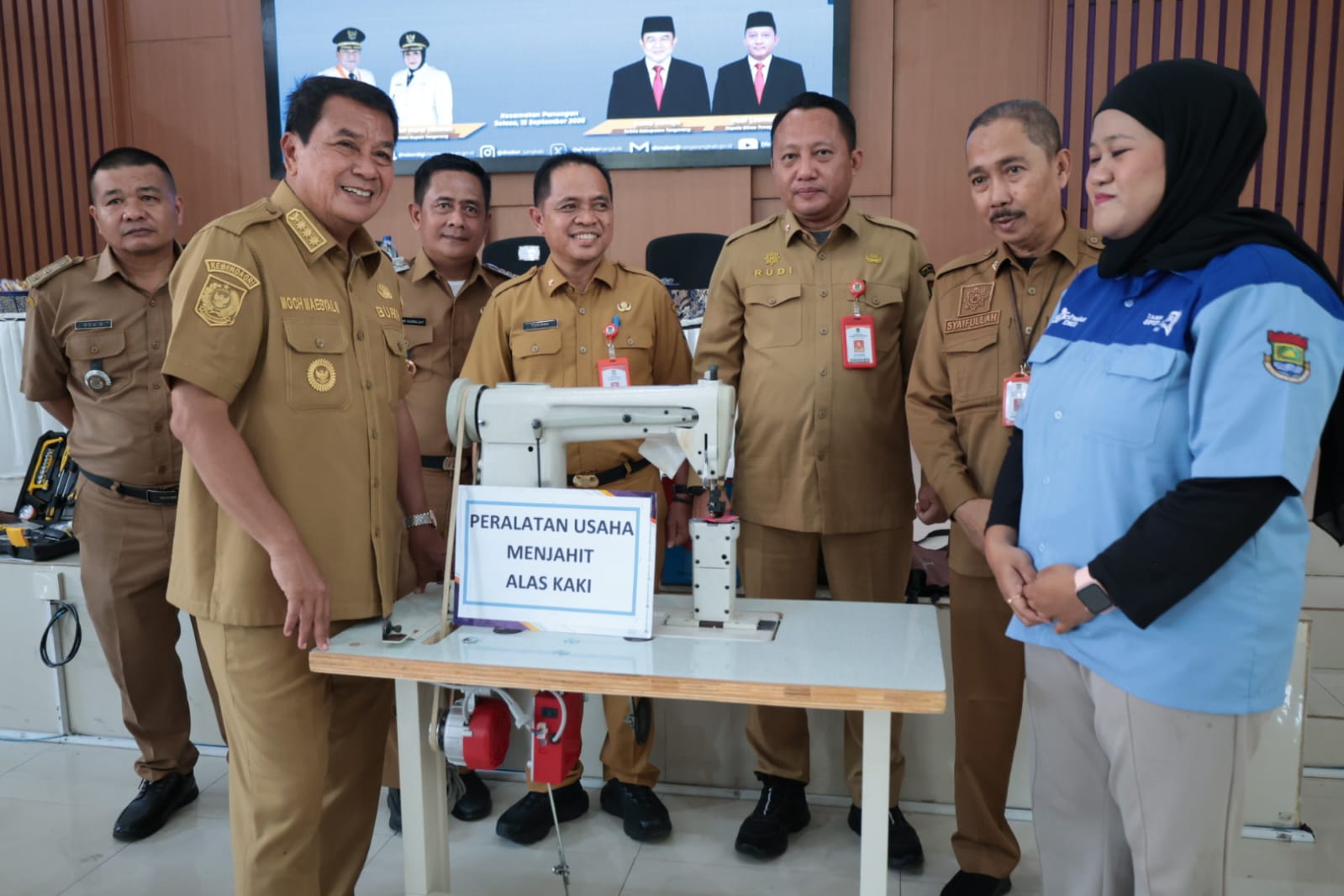 Bupati Tangerang Maesyal Rasyid menyerahkan bantuan peralatan usaha WUB kepada warga