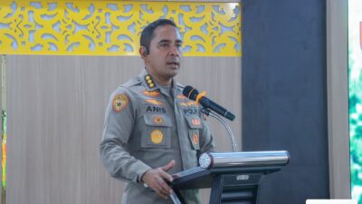 Pejabat Polri Kombes Pol. Anissullah M. Ridha berpidato dalam sebuah kegiatan.