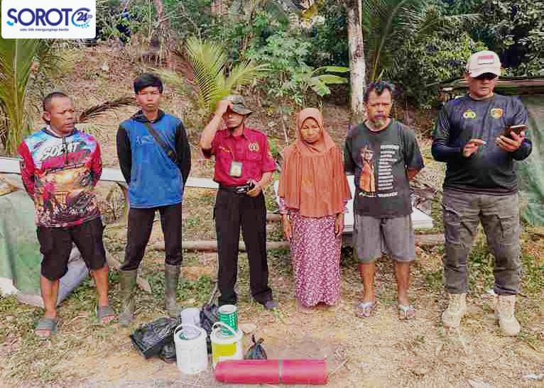 Nenek Icih penerima bantuan bedah rumah di Desa Darmasari.