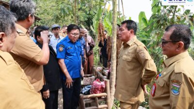 Pohon Tumbang di Teluknaga Tewaskan 1, Bupati Maesyal Serahkan Bantuan