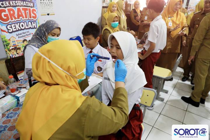 Pemeriksaan gigi siswa program CKG