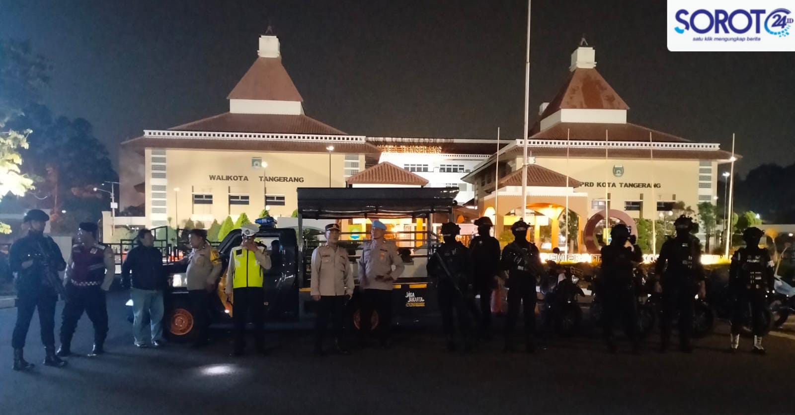 Personel Polsek Tangerang dan Brimob bersiaga di kawasan Pusat Pemerintahan