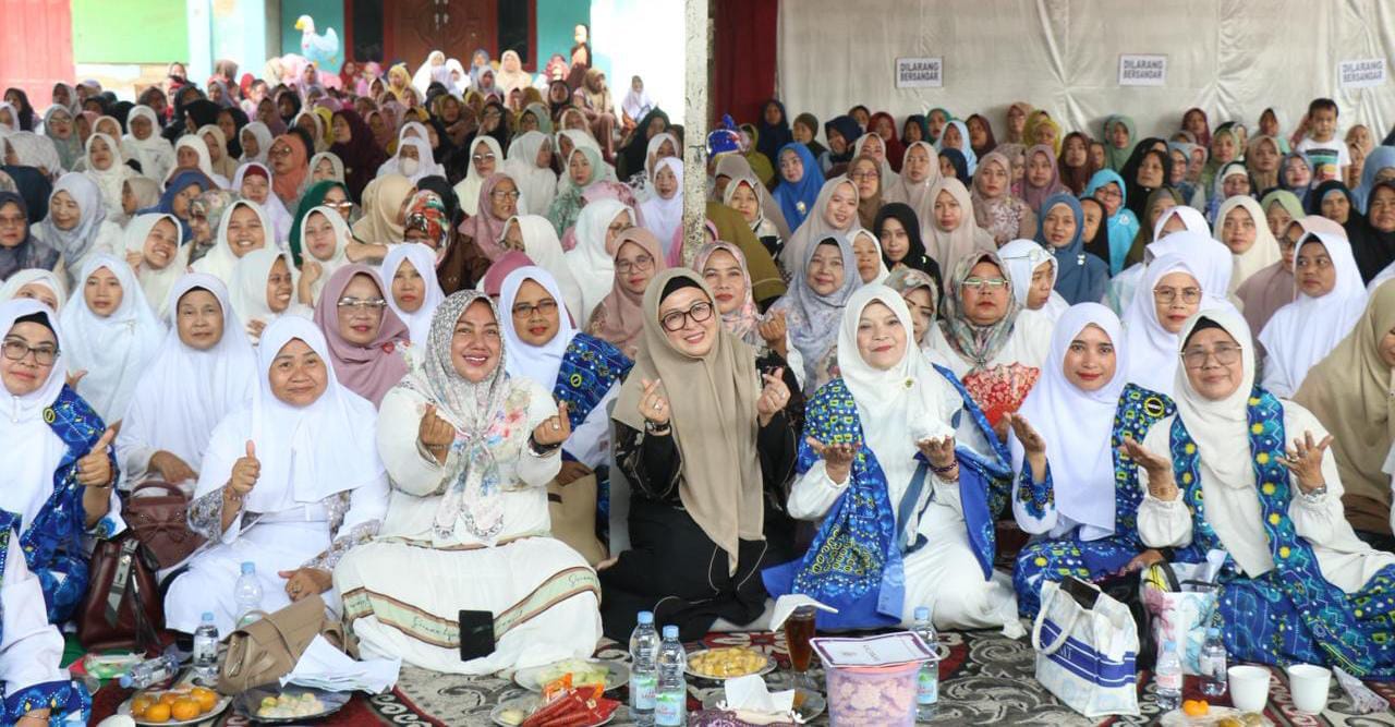 Foto bersama Wabup Intan dan jamaah Ponpes