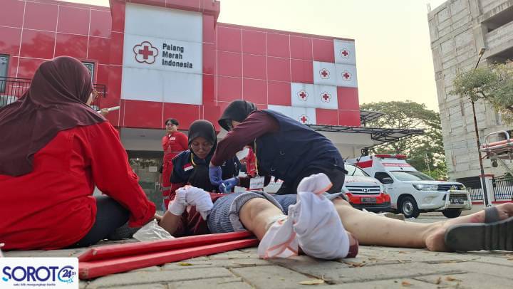 Relawan KSR Unma simulasi evakuasi korban