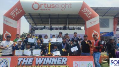 Momen SSB Langit Biru Tangerang mengangkat trofi usai dinobatkan sebagai Juara 1 Liga Grassroots Indonesia Regional Banten 2026