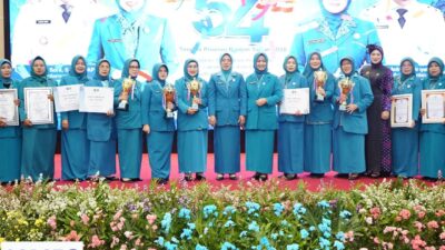 Kader PKK Tangerang di panggung Juara Umum HKG ke-54 Banten