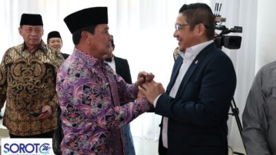 Bupati Tangerang salaman dengan Ketua Komisi VIII DPR RI (Sigit Purnomo Syamsuddin Said) di kunjungan kerja