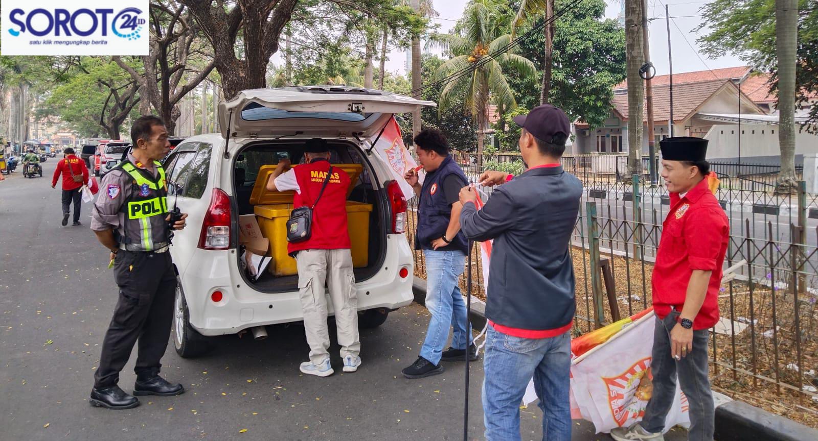 Polisi awasi massa Madas yang bongkar atribut dari mobil