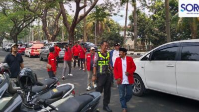 Massa Ormas Madas berjalan kaki didampingi polisi saat aksi di Tangerang