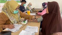 Warga sedang cek kesehatan dan tensi darah di puskesmas Kota Tangerang dengan layanan BPJS Kesehatan