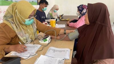 Warga sedang cek kesehatan dan tensi darah di puskesmas Kota Tangerang dengan layanan BPJS Kesehatan