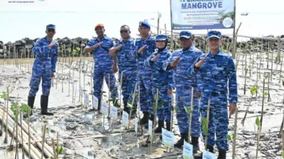 Personel Lanud Sugiri Sukani dan Lanal Cirebon berpose usai tanam 10 ribu mangrove di Pantai Baro Gebang