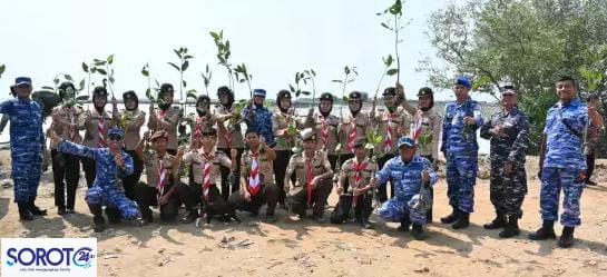 Kebersamaan TNI AU, TNI AL dan Pramuka usai penanaman 10 ribu mangrove di Pantai Baro Gebang Cirebon