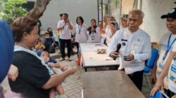 Haru! Ibu Gendong Balita Rela Kepanasan Antre Bansos di Babakan, Lurah Teguh Langsung Turun Tangan