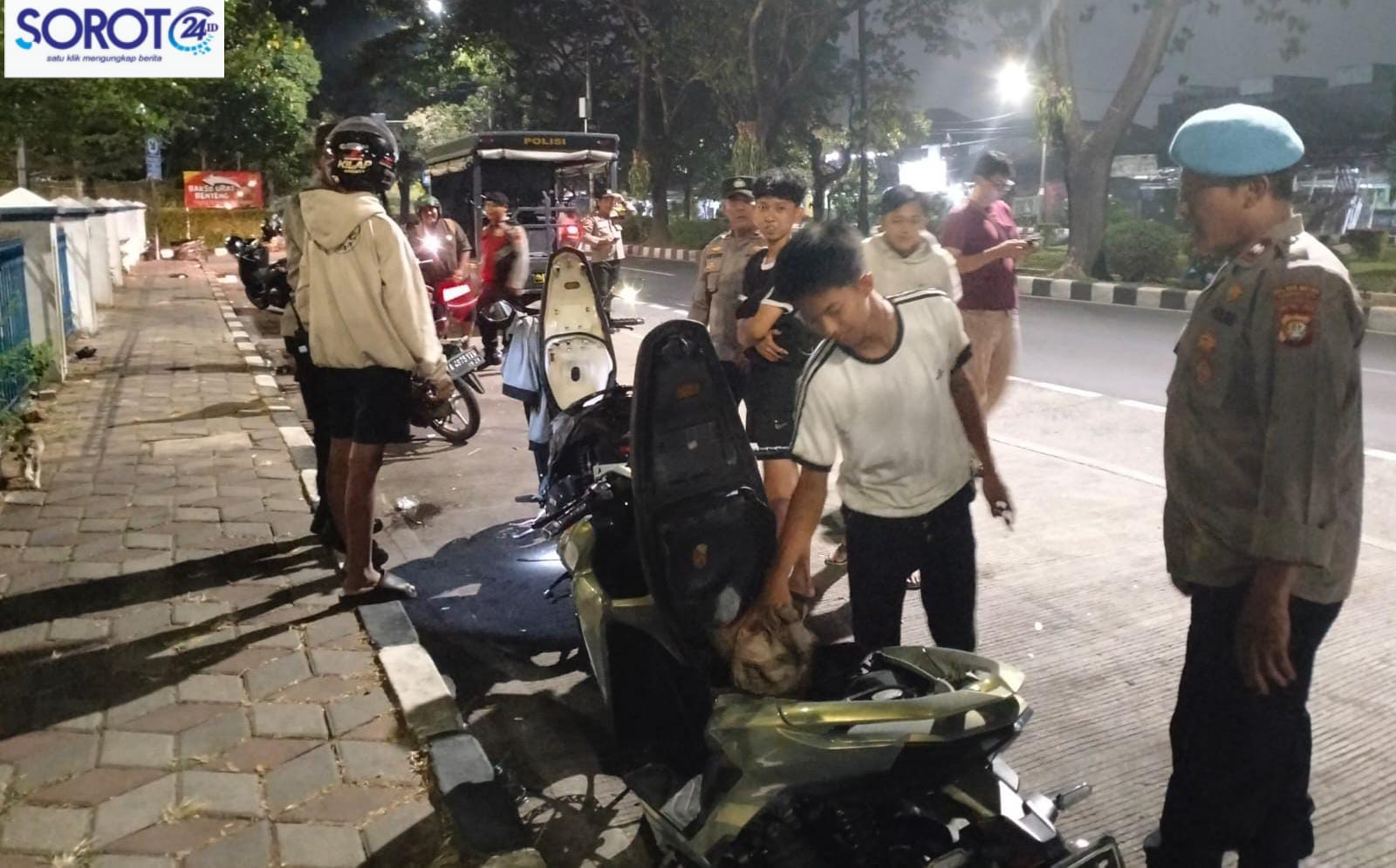 Wakapolsek Tangerang AKP Ponco Anggriyanto periksa pemuda di depan Stadion Benteng Reborn