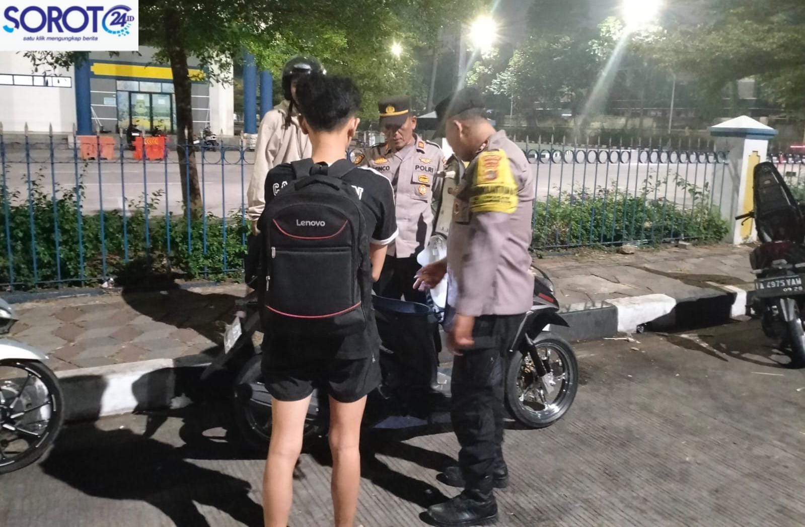 Polisi periksa jok motor pemuda saat razia stasioner Polsek Tangerang