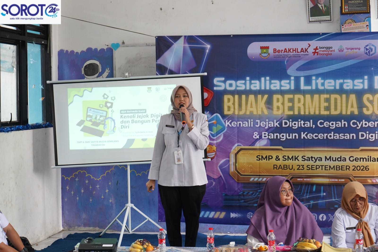 Pemateri Diskominfo Kabupaten Tangerang sampaikan materi jejak digital dan cegah cyberbullying sosialisasi literasi digital SMP SMK Satya Muda Gemilang