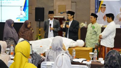 Instruktur praktik pemulasaraan jenazah menggunakan manekin pembinaan petugas pemulasaran jenazah Pemkab Tangerang di Hotel Lemo Kelapa Dua
