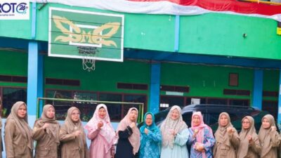 Tim Pengabdian Masyarakat UHAMKA bersama guru MI Muhammadiyah 01 Ciputat foto bersama kegiatan antisipasi toxic relationship keluarga fatherless
