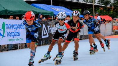Aksi atlet sepatu roda saat bertanding di lintasan speed marathon