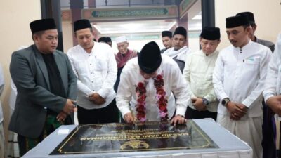 Bupati Maesyal Rasyid tanda tangani prasasti peresmian Masjid Jami Baiturrahman Sukamulya